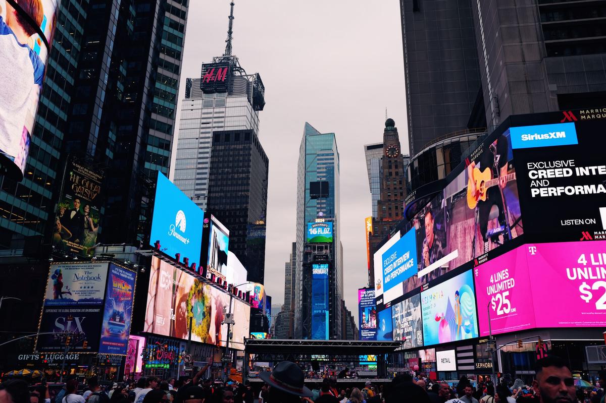 Unlocking the Power of pDOOH: The Future of Outdoor Advertising with Suss Ads